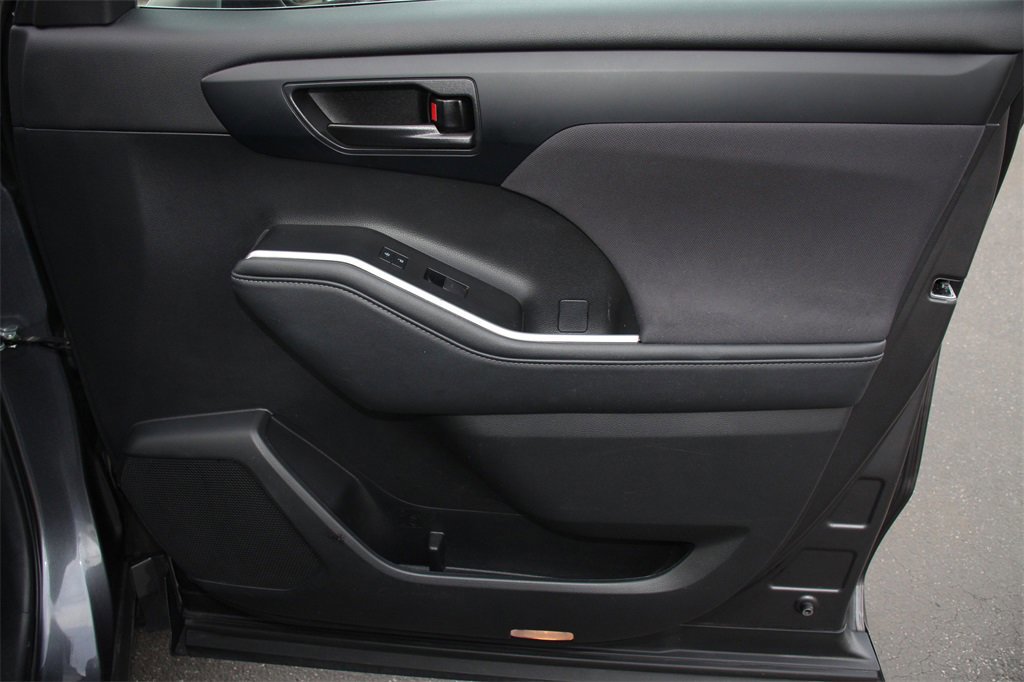 Used 2023 Toyota Highlander LE image 27