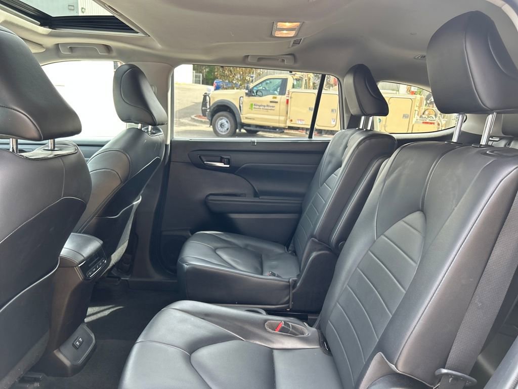 Used 2021 Toyota Highlander XLE AWD/4WD image 14