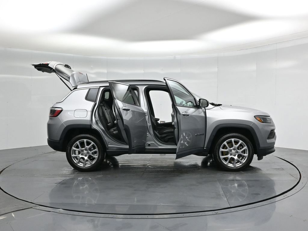 Used 2023 Jeep Compass Latitude image 34