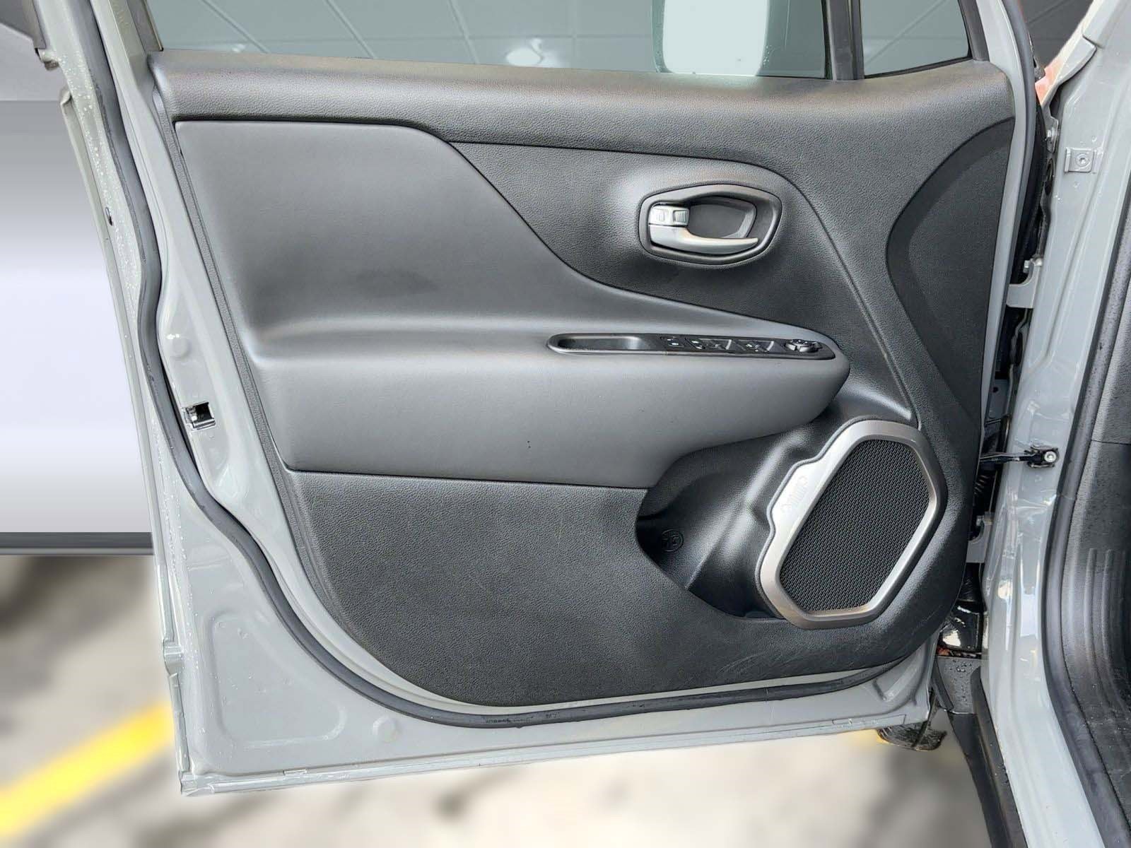 Used 2022 Jeep Renegade Latitude image 20