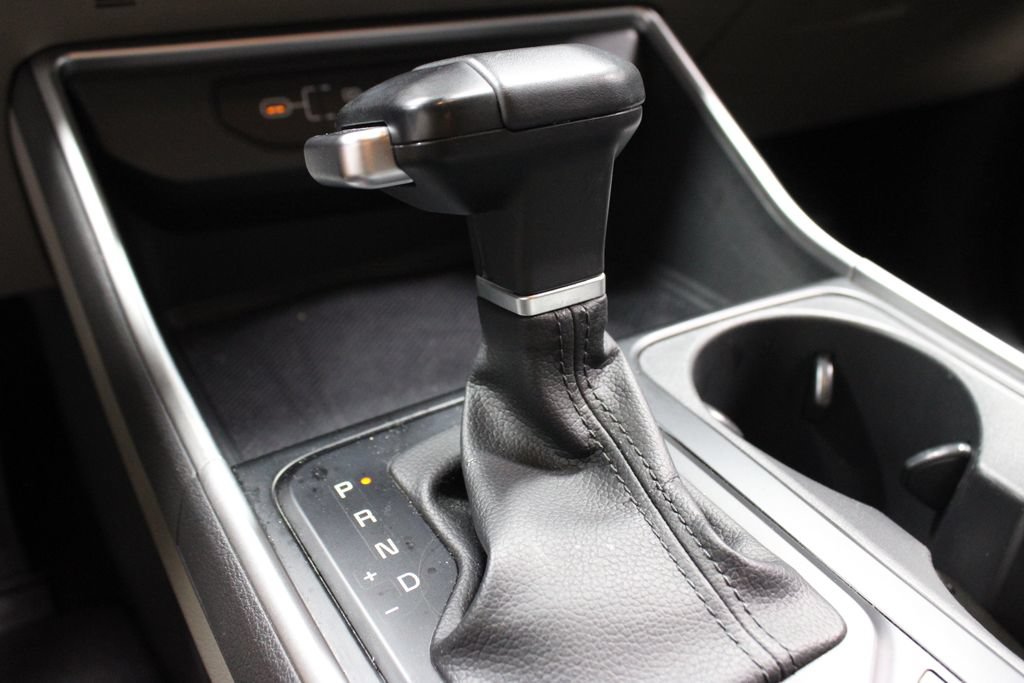 Used 2025 Kia Carnival FWD image 32