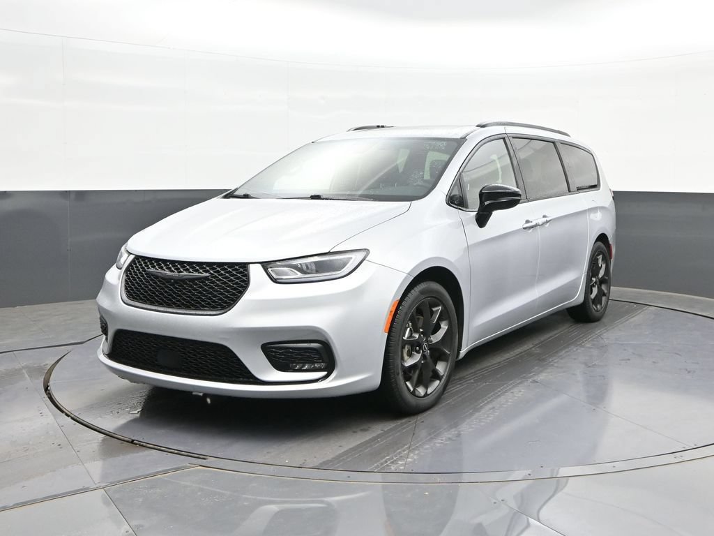 Used 2026 Chrysler Pacifica Limited w/ S Appearance Package FWD image 1