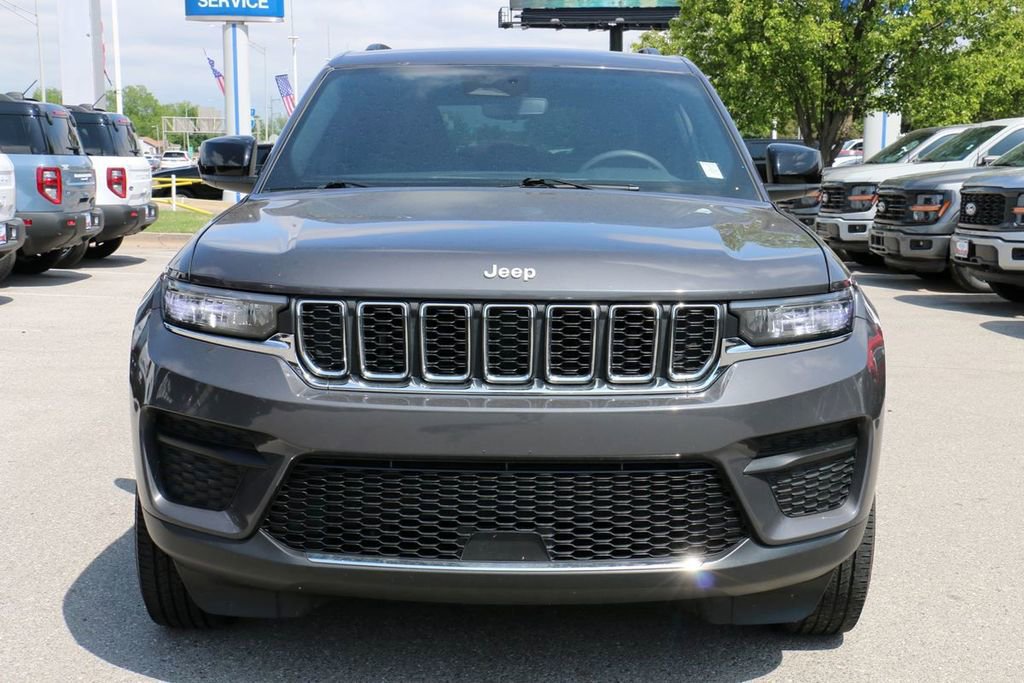 Used 2024 Jeep Grand Cherokee Laredo RWD image 3