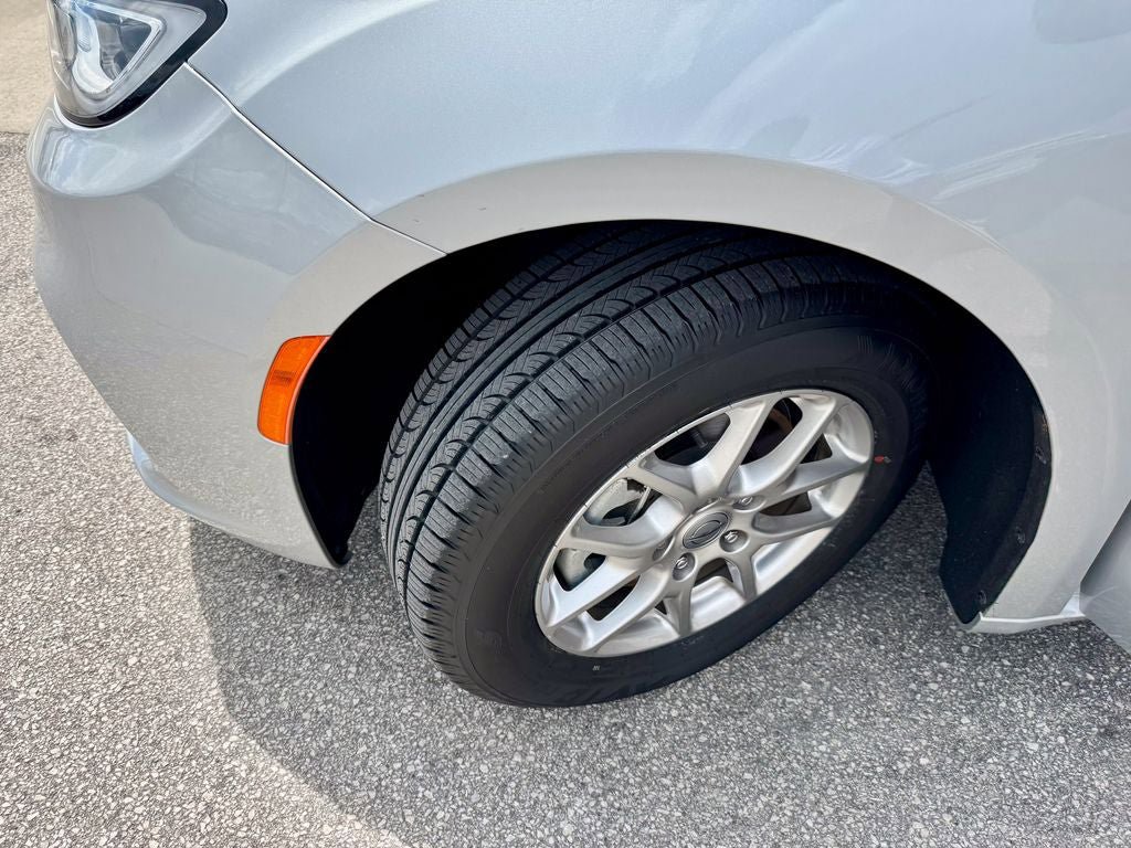 Used 2024 Chrysler Pacifica Touring-L FWD image 41