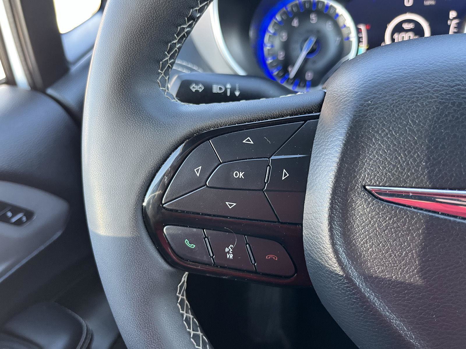 Used 2025 Chrysler Pacifica Limited FWD image 18