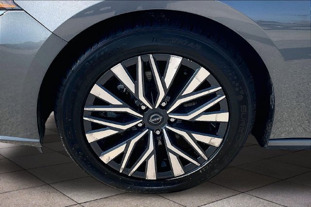 Used 2025 Nissan Altima 2.5 SV FWD image 10