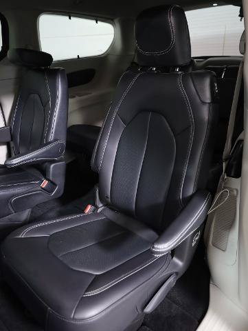 Used 2022 Chrysler Pacifica Touring-L w/ Uconnect Theater Family Group AWD/4WD image 11