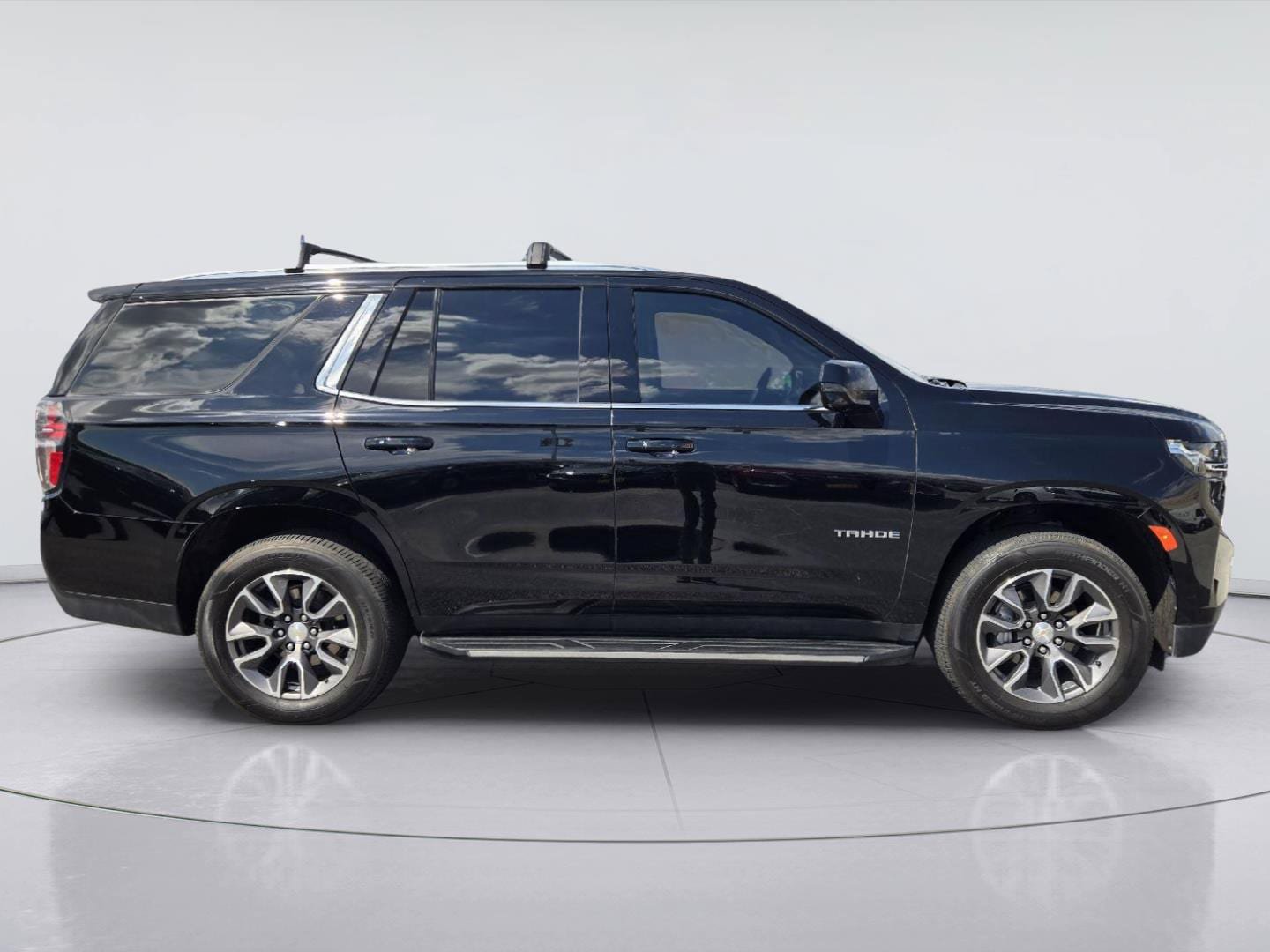 Used 2024 Chevrolet Tahoe LT w/ Luxury Package RWD image 4