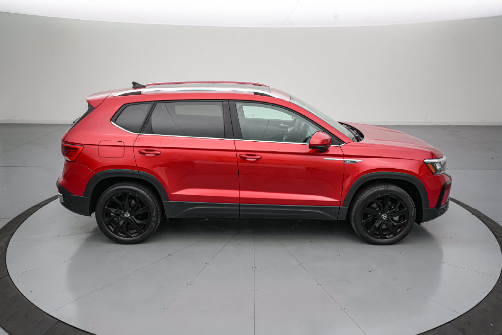 Used 2023 Volkswagen Taos SE w/ Panoramic Sunroof Package FWD image 3