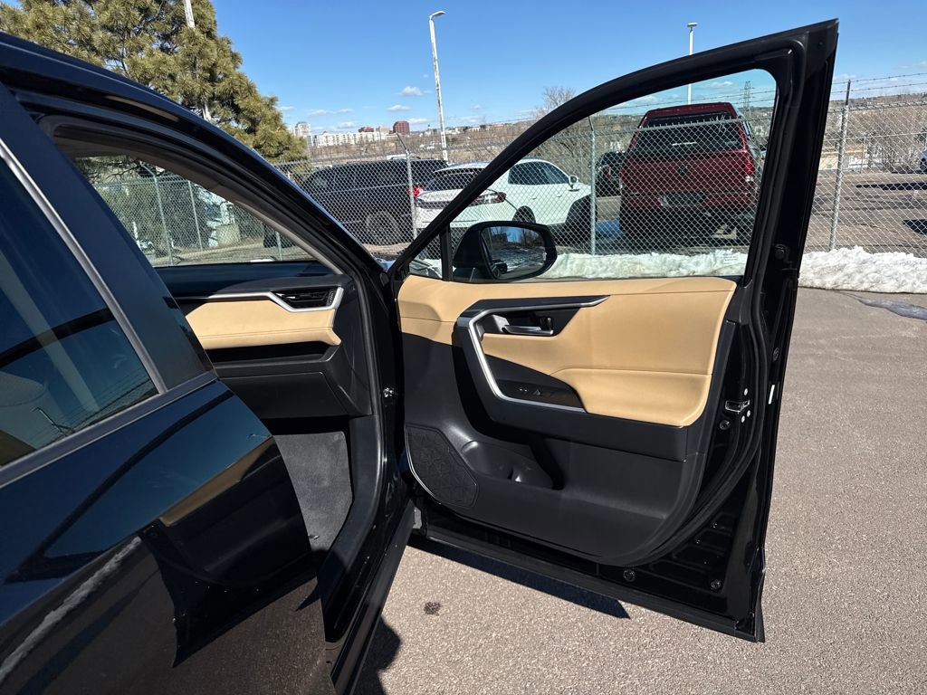 Used 2021 Toyota RAV4 XLE w/ Carpet Mat Package (TMS) image 29