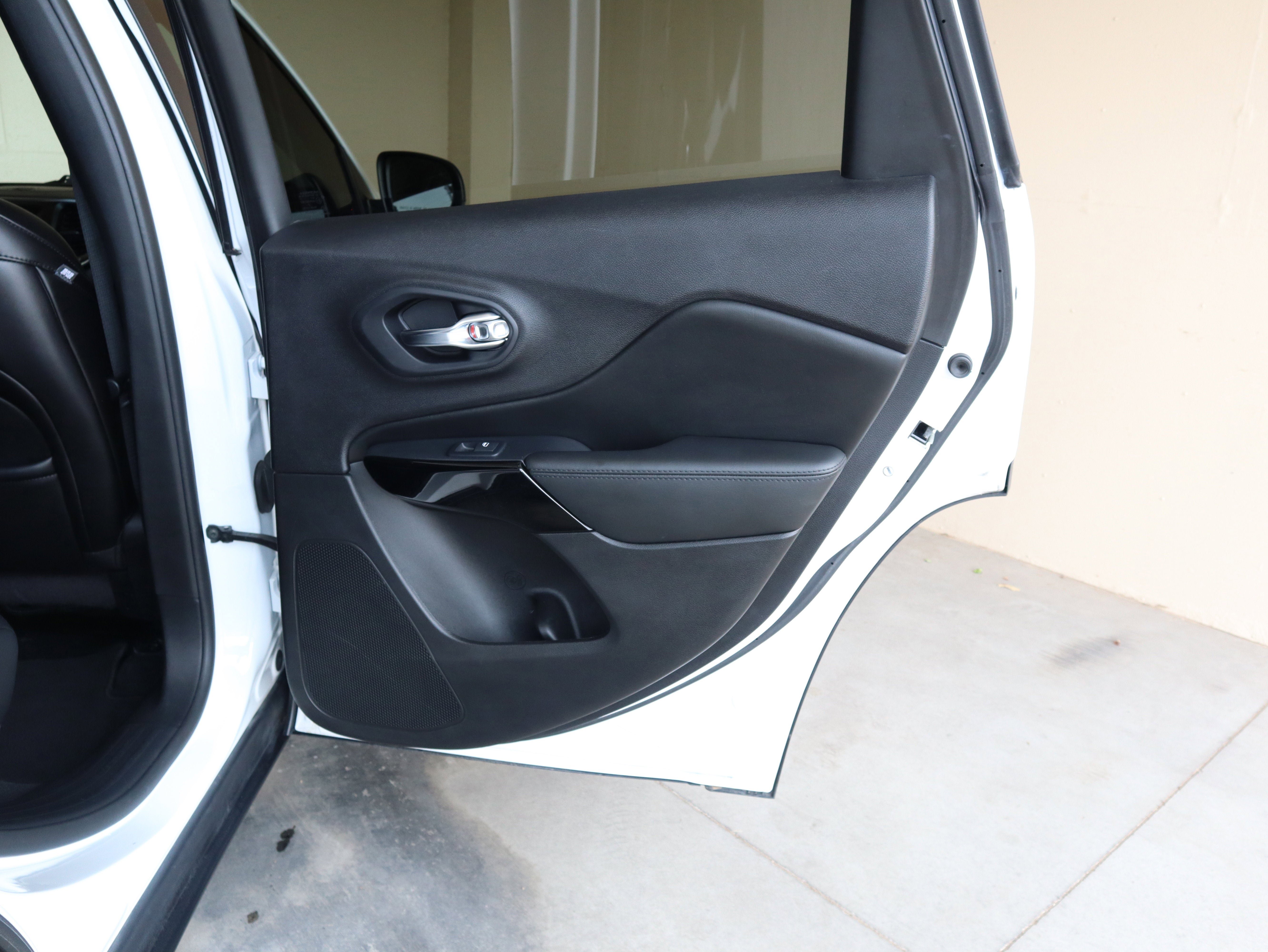 Used 2019 Jeep Cherokee Latitude Plus FWD image 43