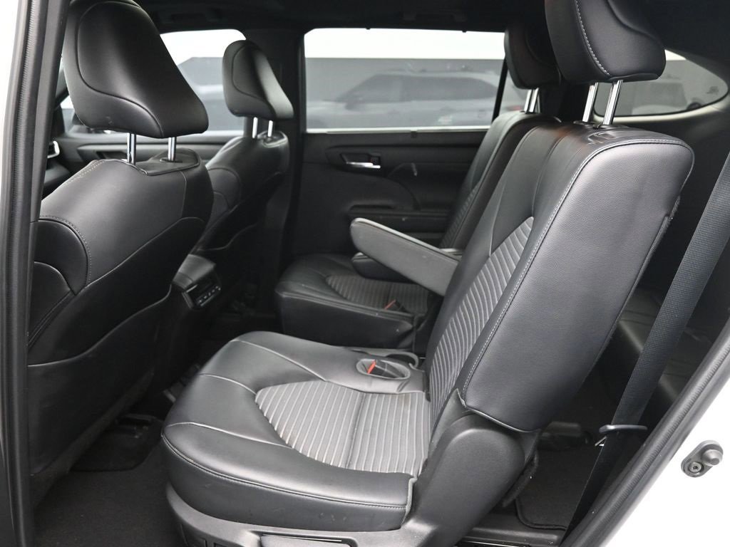 Used 2023 Toyota Highlander L image 28