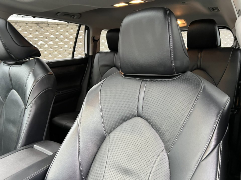 Used 2023 Toyota Highlander Limited image 16