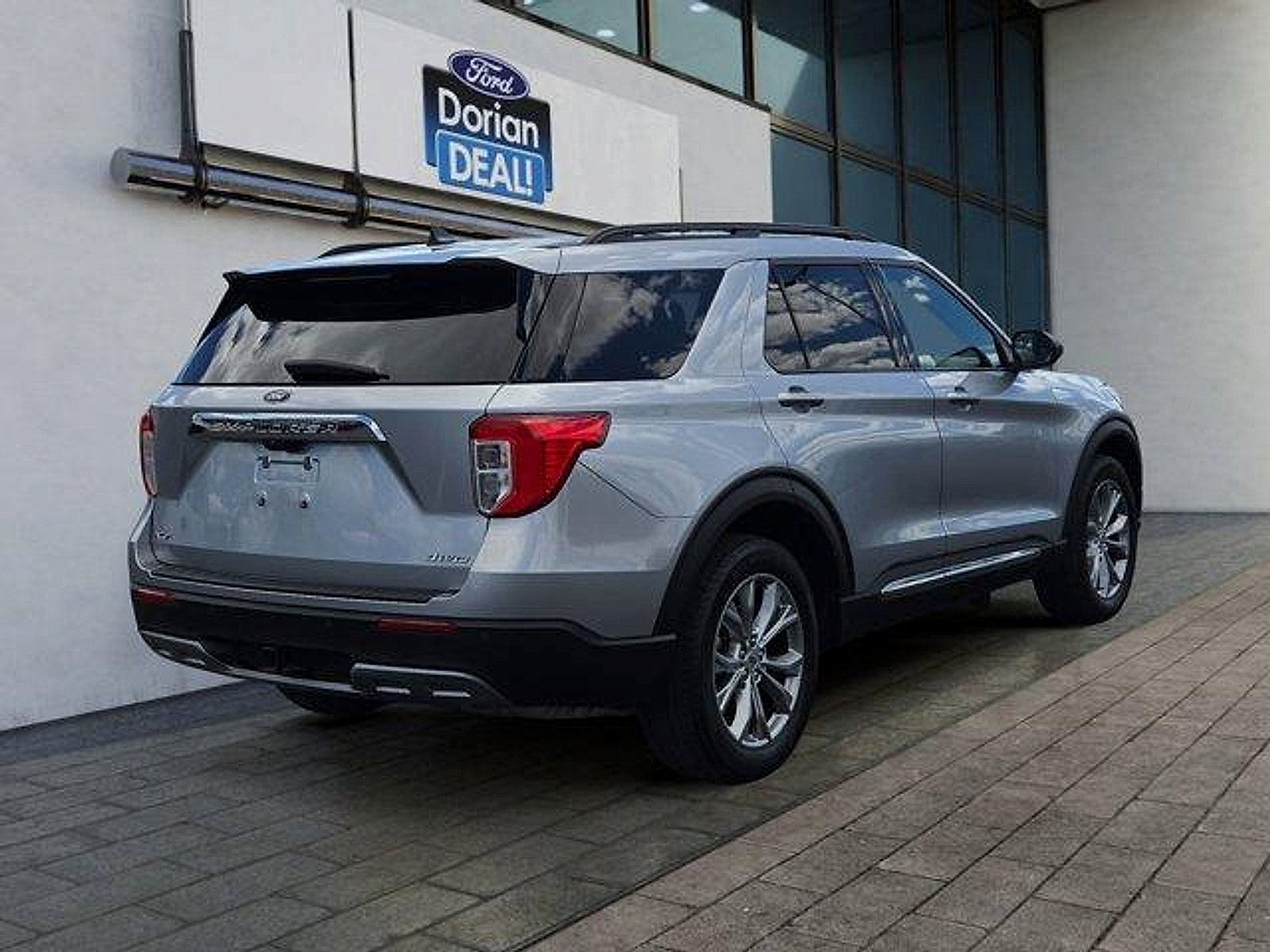 Certified 2023 Ford Explorer XLT w/ Equipment Group 202A AWD/4WD image 3