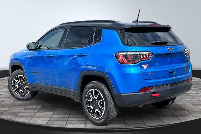 Used 2025 Jeep Compass Trailhawk AWD/4WD image 2