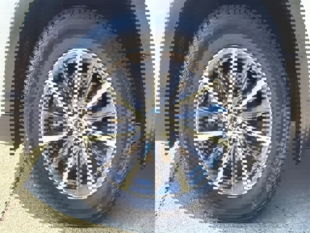 Used 2019 Toyota Highlander XLE w/ Carpet Mat Package (TMS) image 9