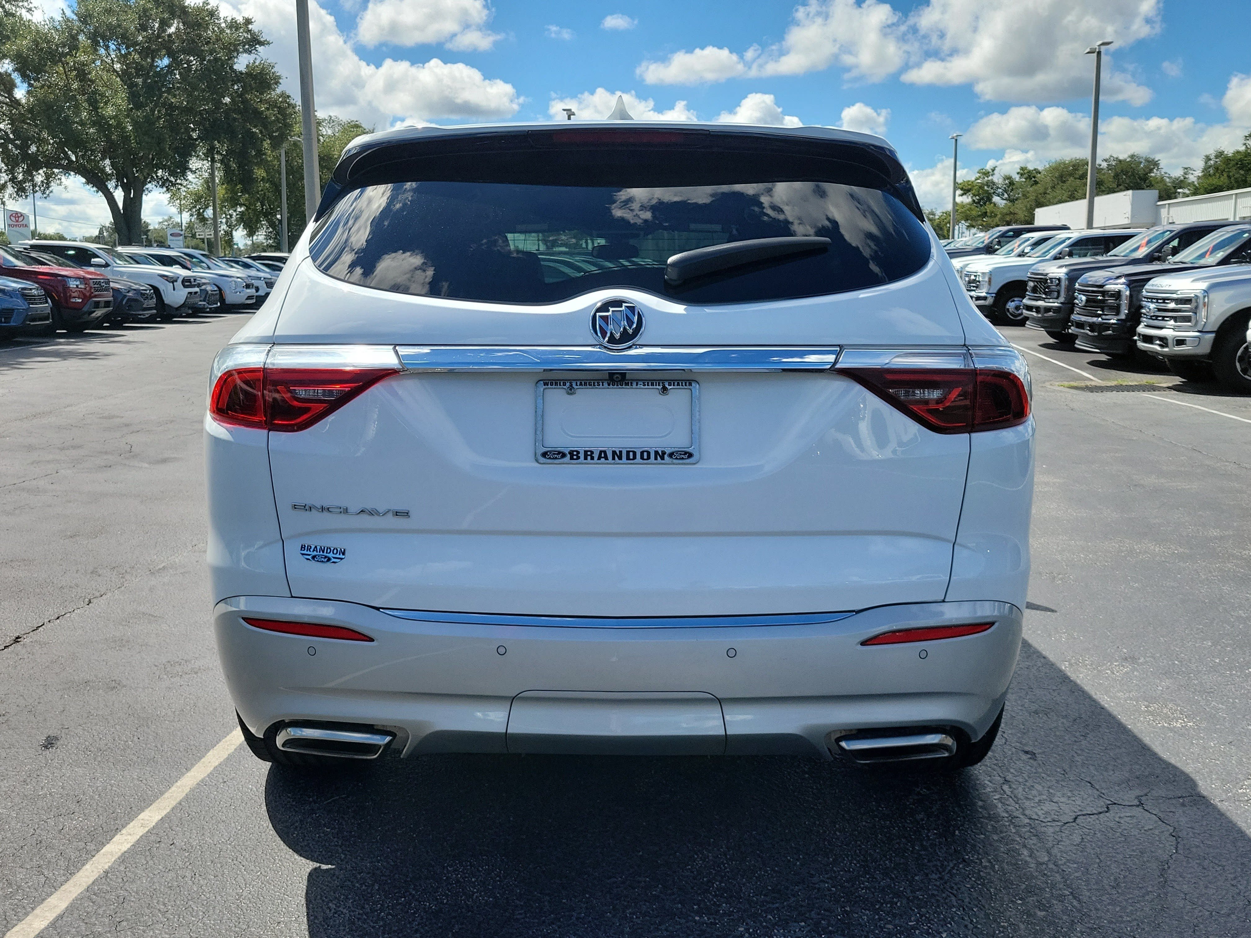 Used 2023 Buick Enclave Essence w/ Experience Buick Package FWD image 8