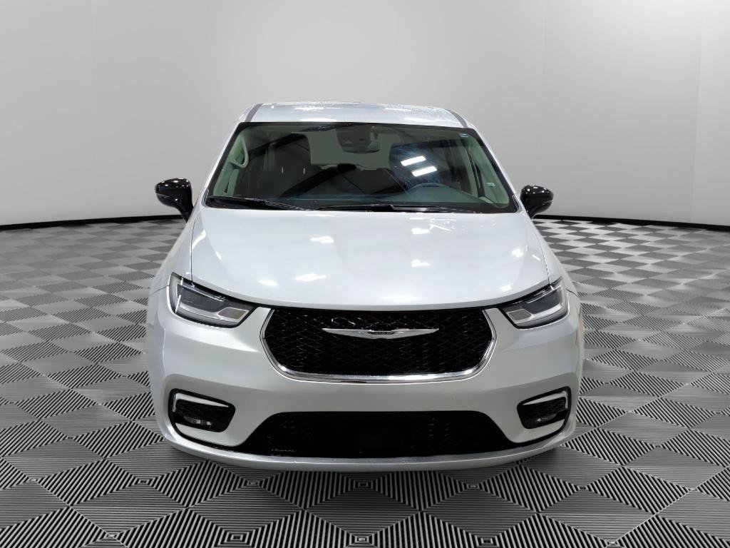 Used 2024 Chrysler Pacifica Touring-L FWD image 3