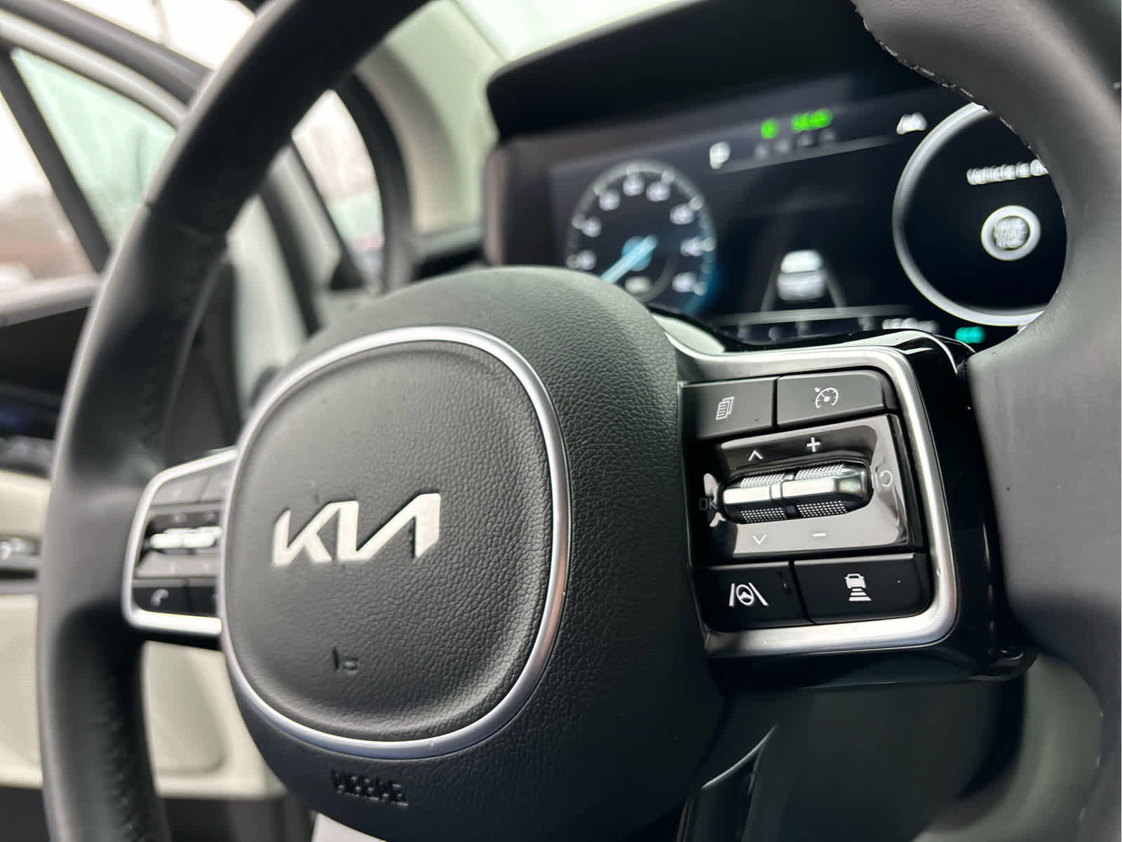 Used 2024 Kia Carnival SX image 16