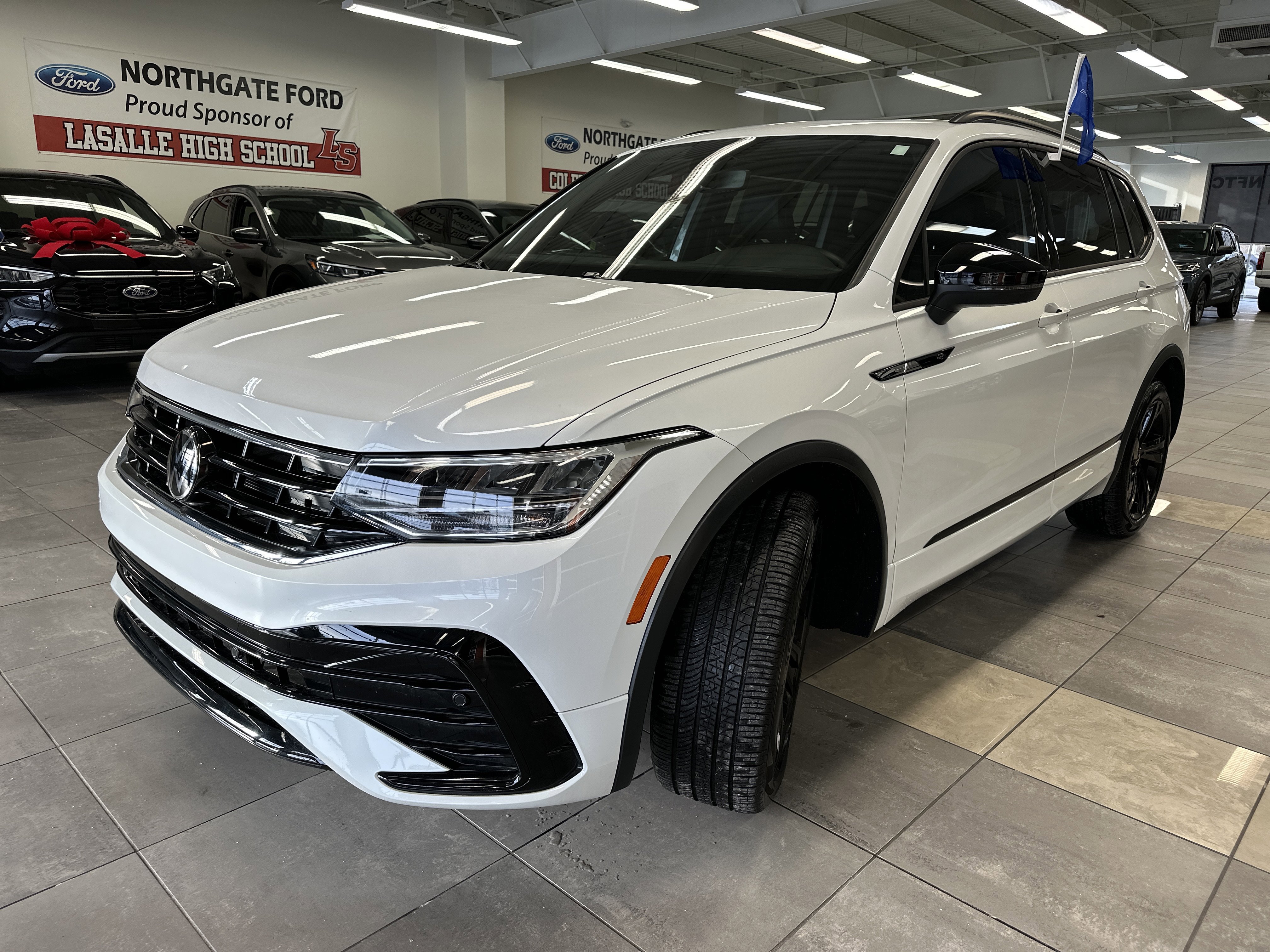 Used 2024 Volkswagen Tiguan SE R-Line image 17