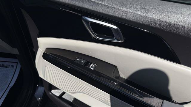 Used 2023 Kia Carnival EX FWD image 22