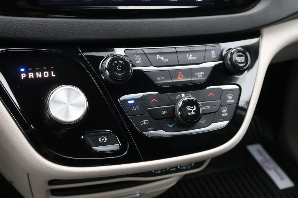 Used 2024 Chrysler Pacifica Touring-L FWD image 7