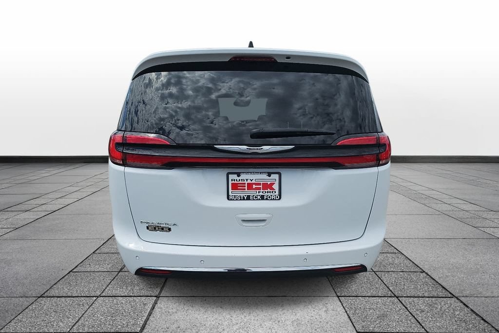 Used 2024 Chrysler Pacifica Touring-L FWD image 6