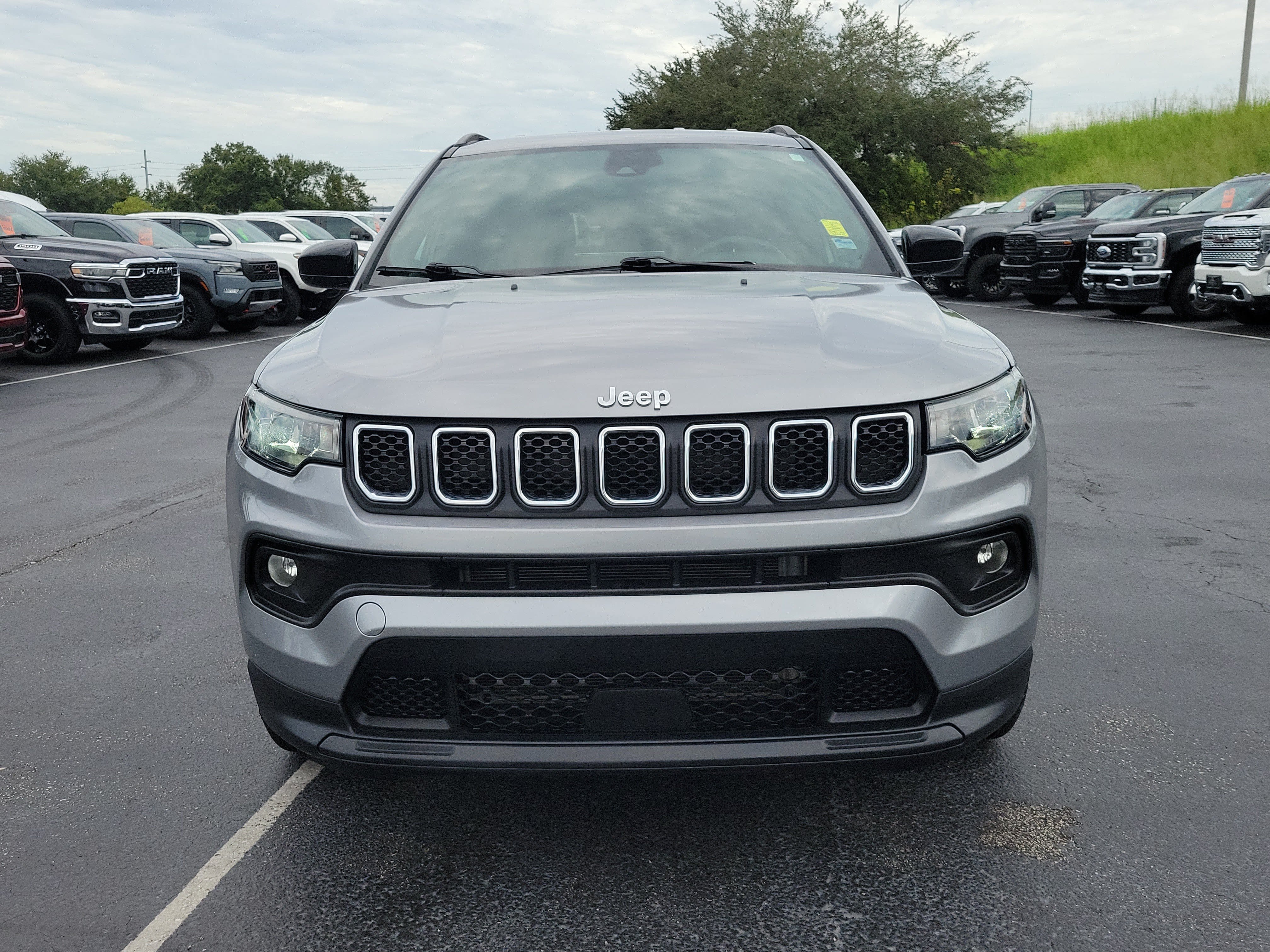 Used 2024 Jeep Compass Latitude AWD/4WD image 2