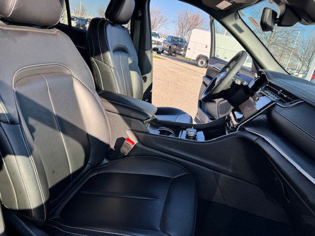 Used 2024 Jeep Grand Cherokee Limited w/ Black Appearance Package image 35