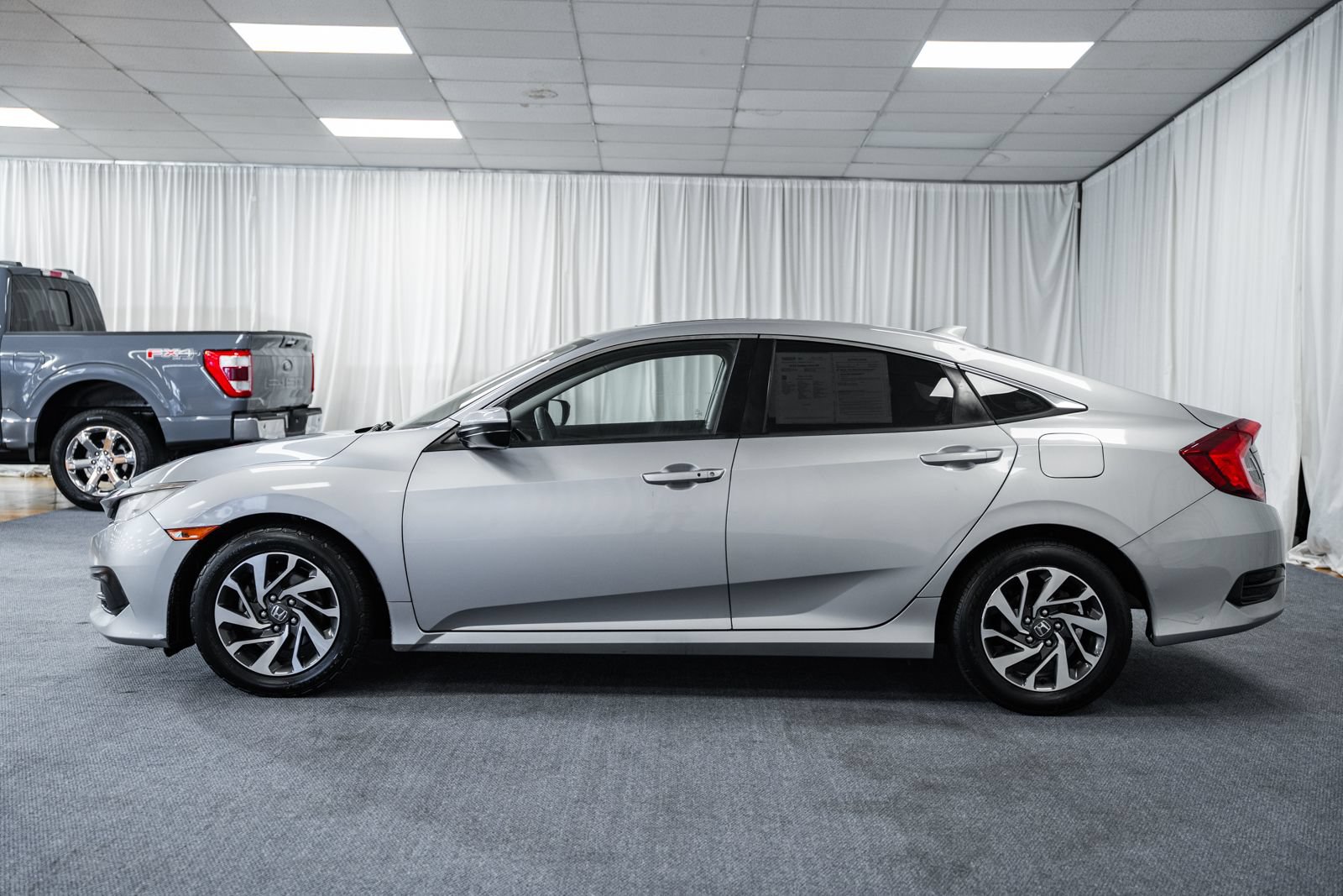 Used 2018 Honda Civic EX image 2