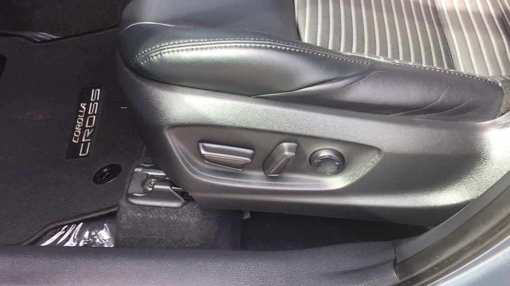 Used 2023 Toyota Corolla Cross XSE w/ Convenience Package image 16