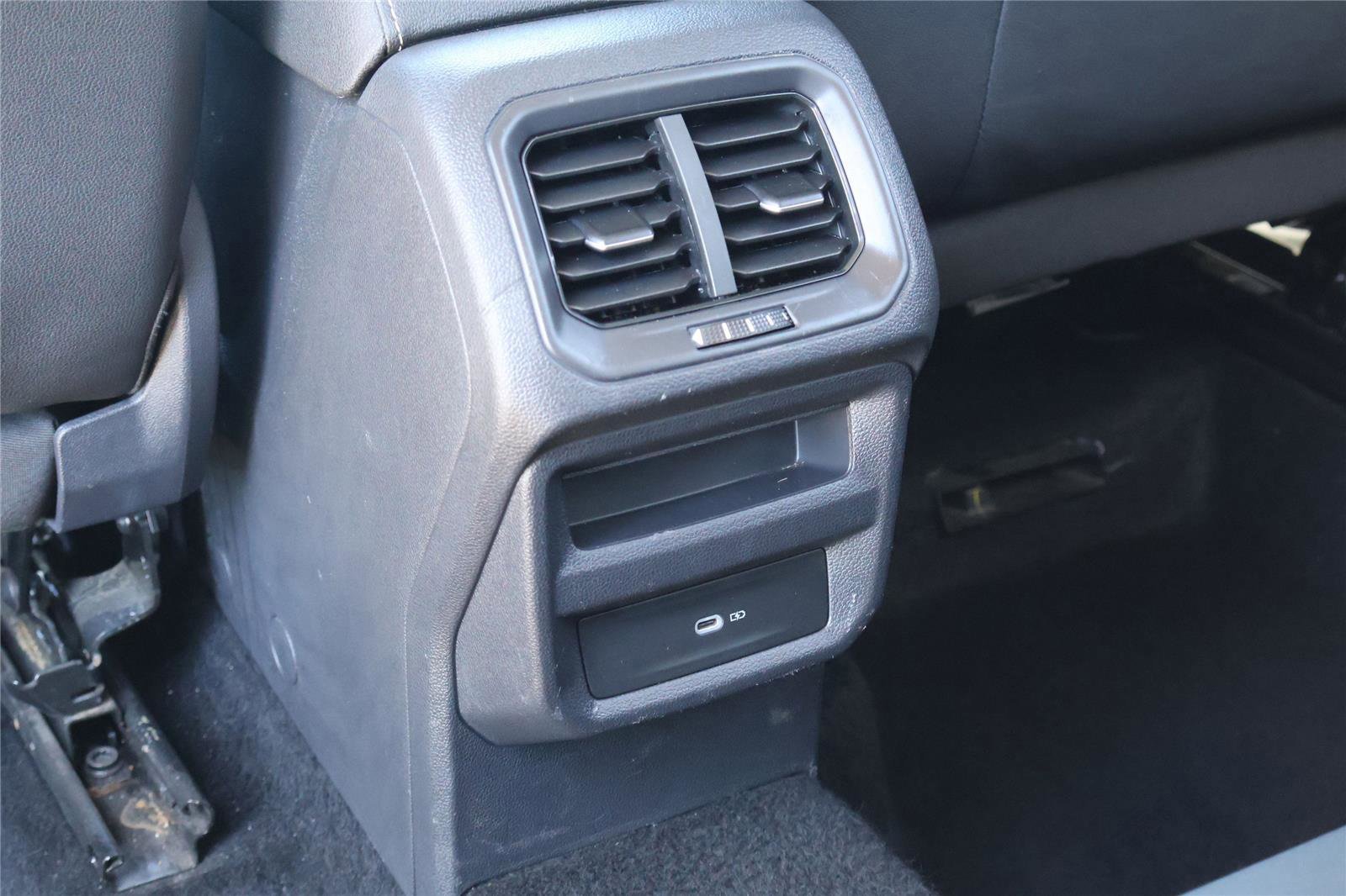 Used 2024 Volkswagen Taos SE image 31