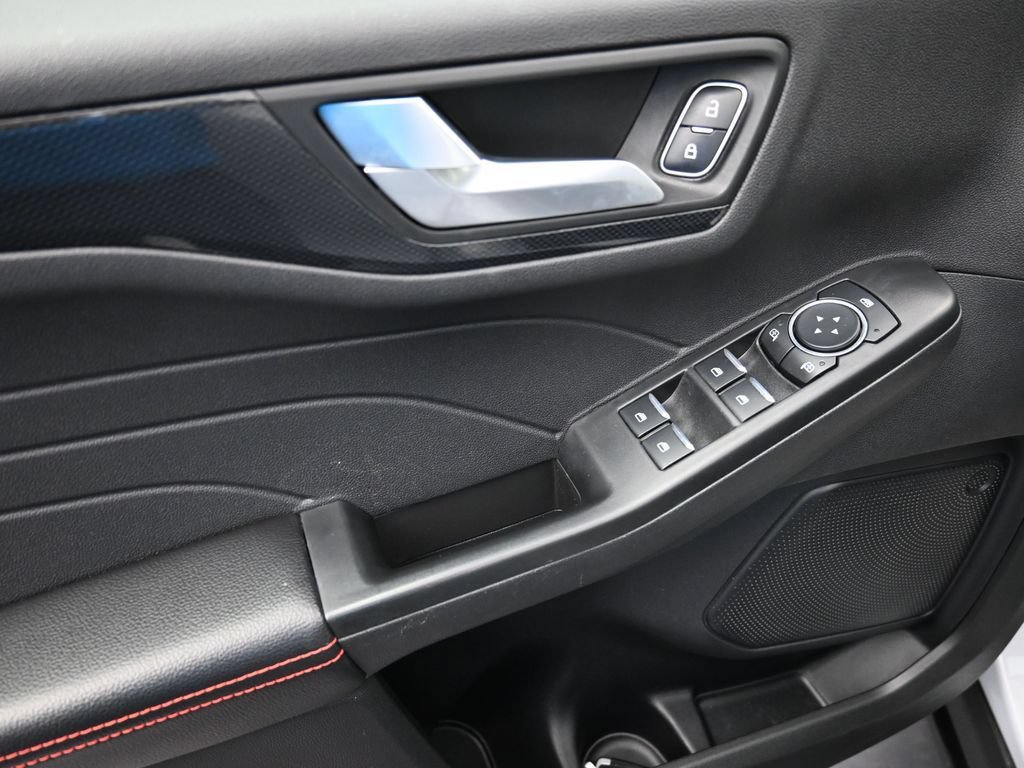 Certified 2025 Ford Escape ST-Line AWD/4WD image 10
