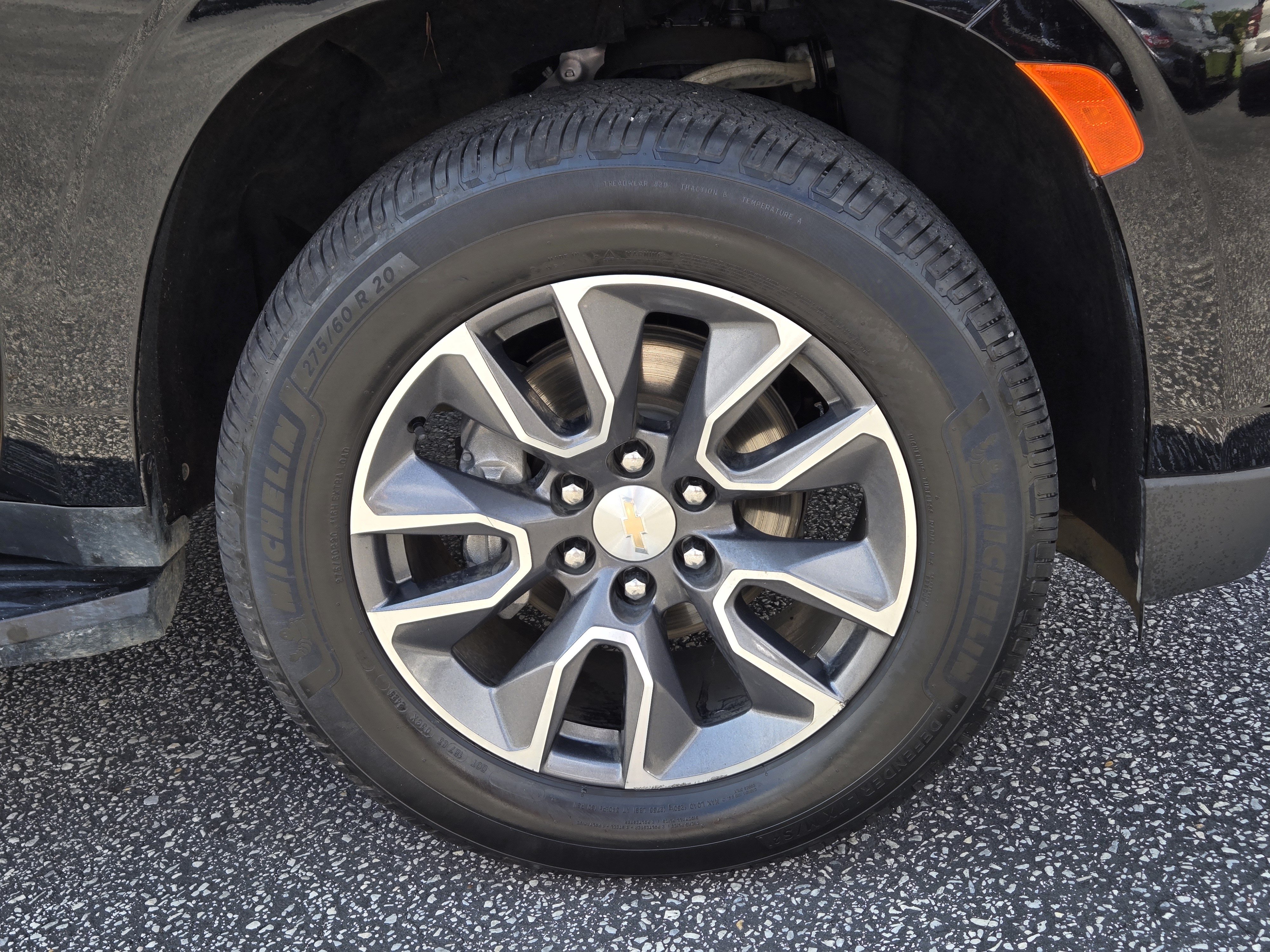 Used 2024 Chevrolet Suburban LT w/ Luxury Package RWD image 5