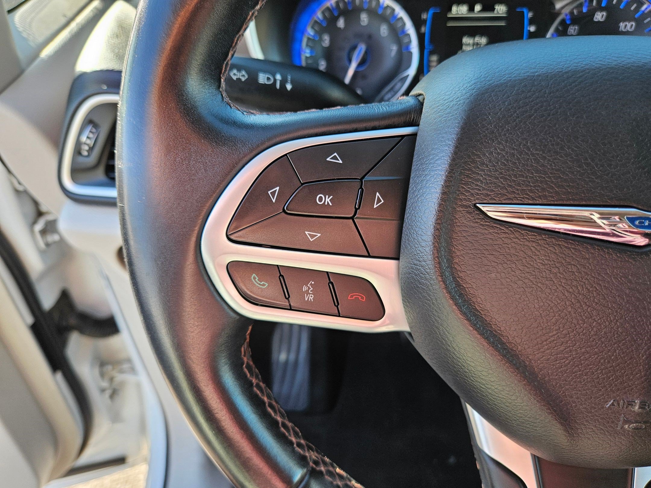 Used 2017 Chrysler Pacifica Touring-L FWD image 19