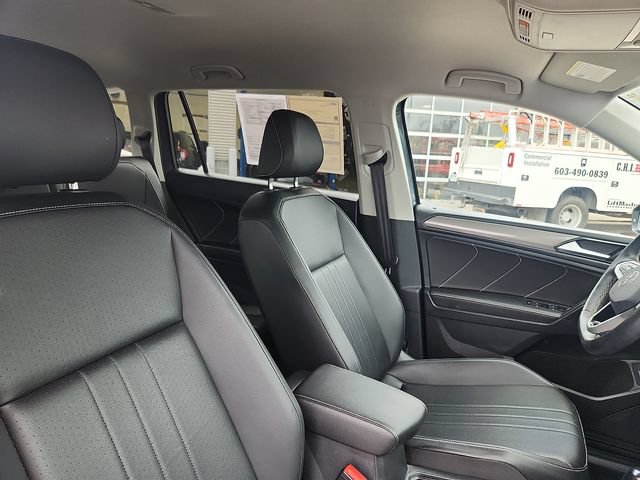 Used 2024 Volkswagen Tiguan SE AWD/4WD image 31