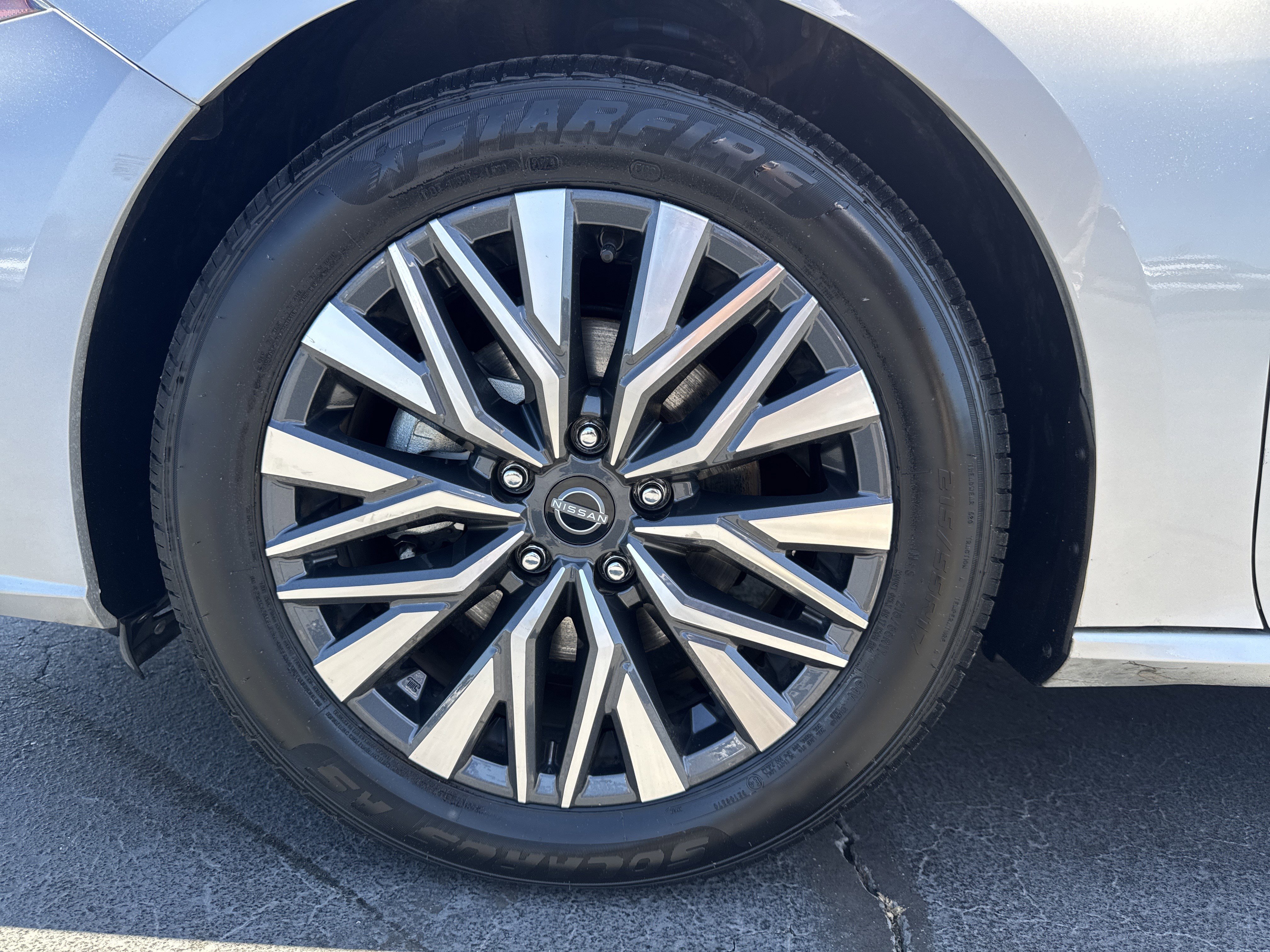 Used 2024 Nissan Altima 2.5 SV FWD image 13