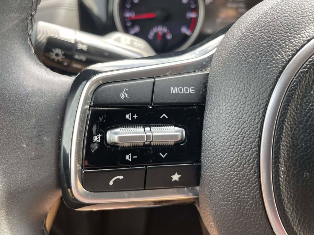 Used 2024 Kia Carnival EX image 28