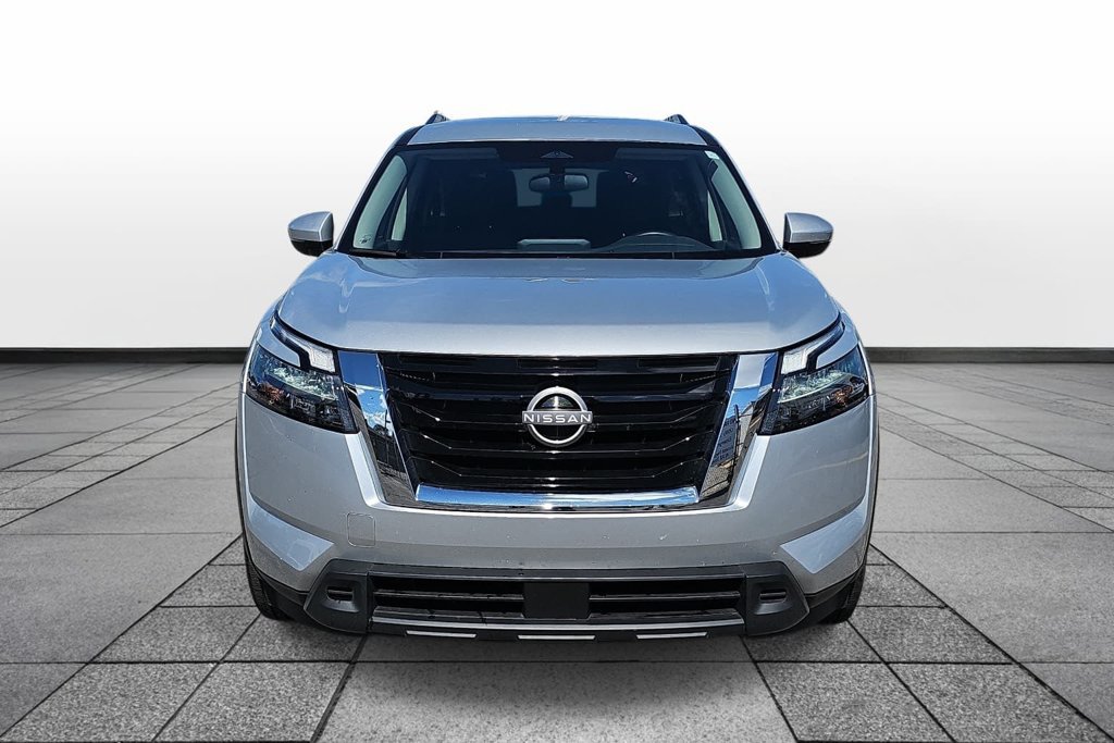Used 2025 Nissan Pathfinder SV AWD/4WD image 2