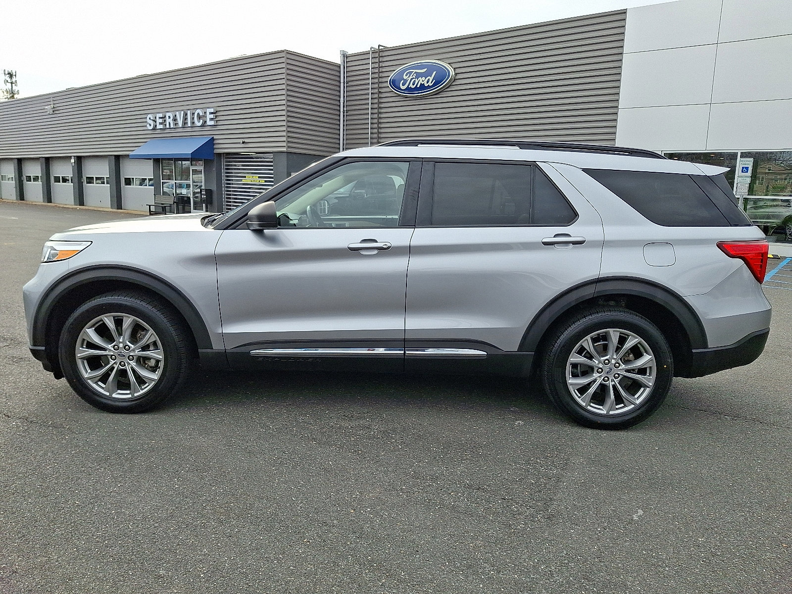 Certified 2021 Ford Explorer XLT w/ Equipment Group 202A image 9