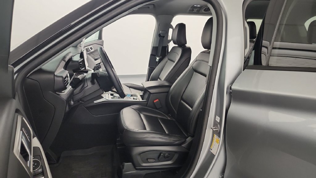 Certified 2024 Ford Explorer XLT w/ Equipment Group 202A AWD/4WD image 15