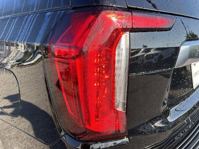 Used 2022 GMC Yukon XL Denali w/ Denali Premium Package AWD/4WD image 11