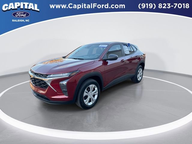 Used 2025 Chevrolet Trax LS image 2