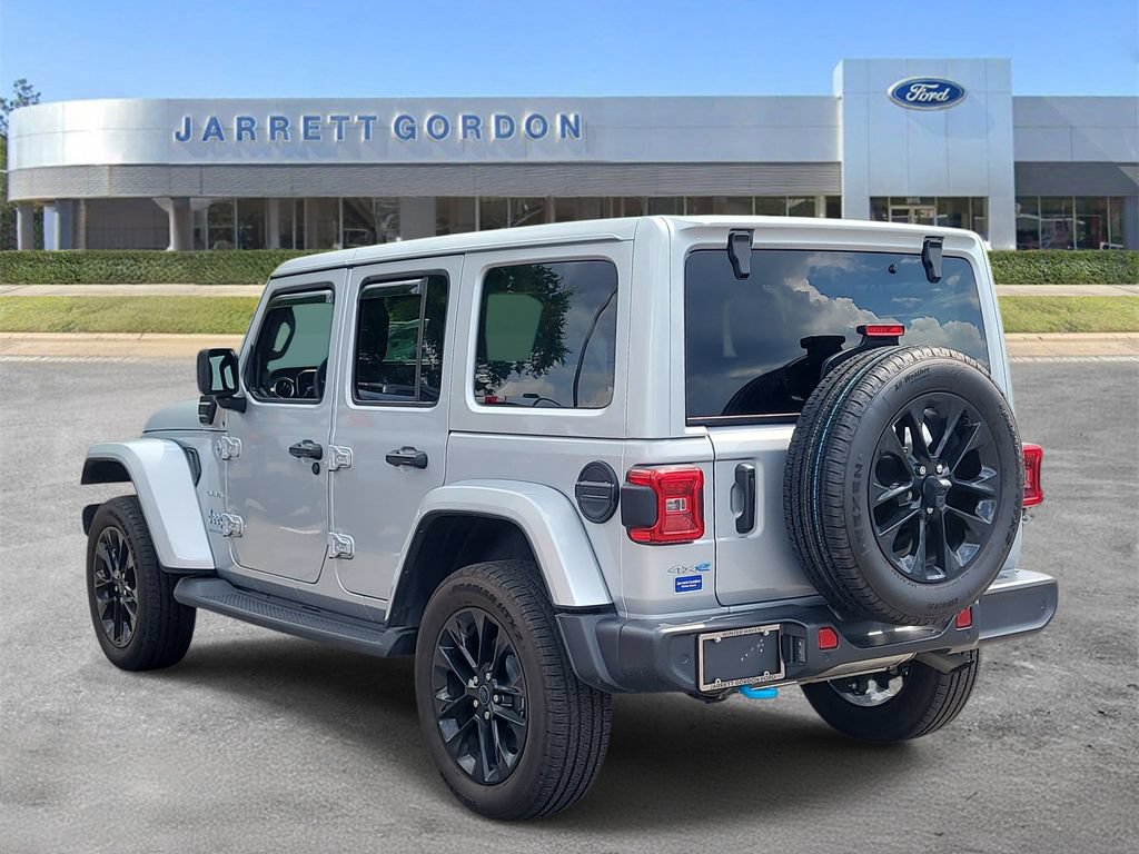 Used 2024 Jeep Wrangler Unlimited Sahara w/ Technology Group AWD/4WD image 3