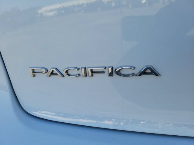 Used 2024 Chrysler Pacifica Touring-L FWD image 7