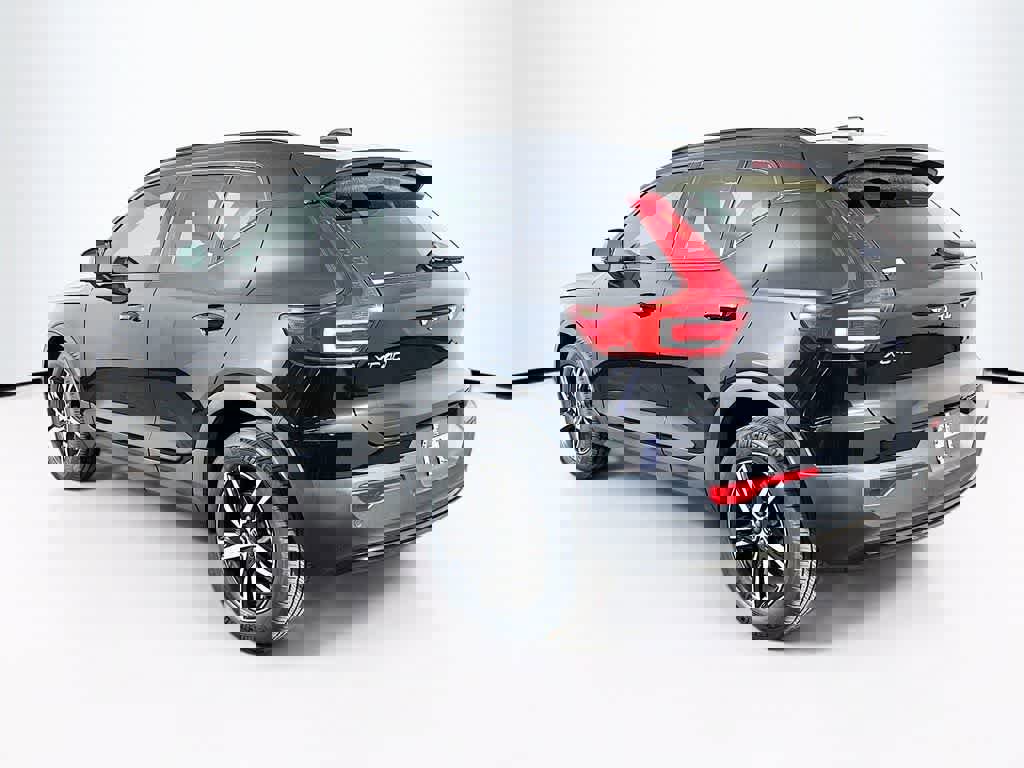 Used 2023 Volvo XC40 B5 Plus image 3