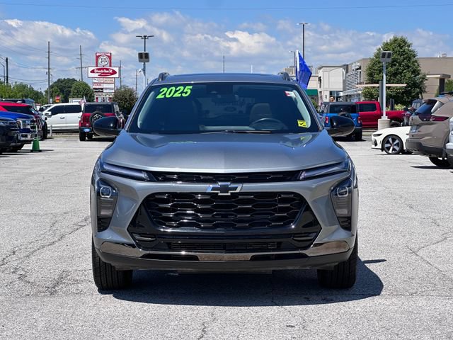 Used 2025 Chevrolet Trax ACTIV w/ Sunroof Package FWD image 2
