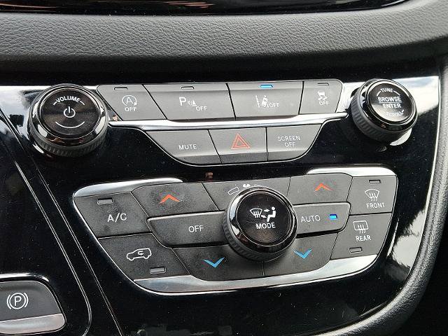 Used 2025 Chrysler Pacifica Select FWD image 16