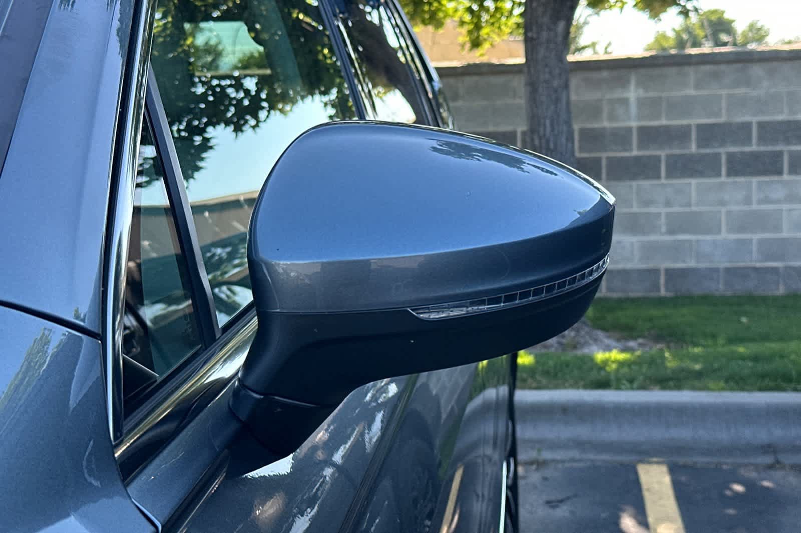 Used 2020 Volkswagen Tiguan SE w/ Panoramic Sunroof Package FWD image 7