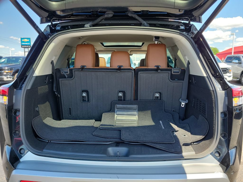 Used 2024 Nissan Pathfinder Platinum w/ Cargo Package AWD/4WD image 10